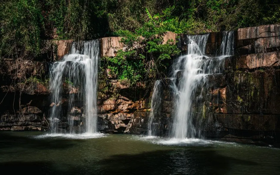 Pemandangan air terjun Tembulun dengan latar hijau